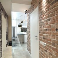 L'intérieur de la salle dans le style loft à odnushka
