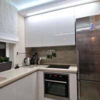 Façades brillantes d'une cuisine située dans un studio