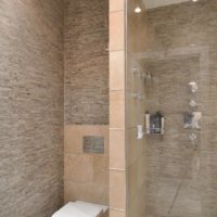 Carrelage marron dans la décoration de la salle de bain d'un studio