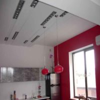 Plafond dans un appartement d'une pièce d'une maison à panneaux