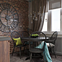 Horloge sur un mur de briques dans la cuisine de style loft