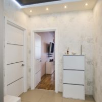 Éclairage de couloir avec plafond noir
