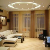 Niches avec éclairage au plafond du salon