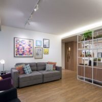 Intérieur d'un salon moderne avec éclairage de plafond