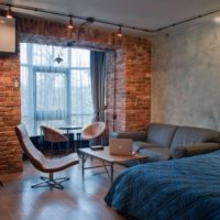 Projecteurs dans le salon de style industriel