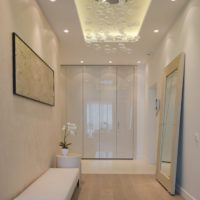 L'abondance de lumière dans le couloir blanc