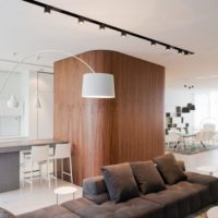 Lampe élégante au-dessus du coin salon