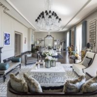 La combinación de tonos grises y azules en el diseño de la habitación.