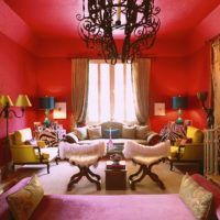Color rojo en el interior de la habitación