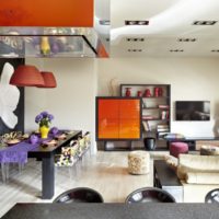 La combinación de naranja y negro en el diseño de la habitación.