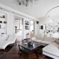 Salón blanco de una casa privada