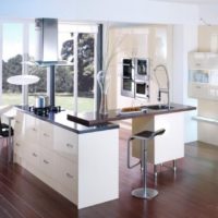 Una isla de cocina interesante en la cocina de una casa privada.