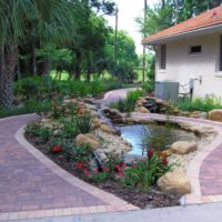 Allées de jardin autour d'un petit étang