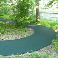 Courbure de piste de jardin revêtue de caoutchouc