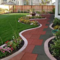 La forme originale d'un sentier de jardin longeant un immeuble résidentiel