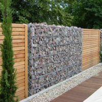 Combinaison de gabions avec une clôture en bois
