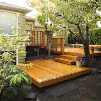 Plancher en bois devant la maison de jardin