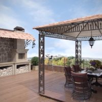 Gazebo en métal sur le toit d'une maison de campagne