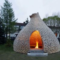 Feu de joie à l'intérieur du gazebo en forme de dôme