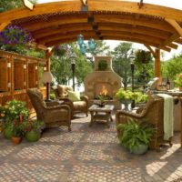 Mobilier de jardin en osier dans une tonnelle en bois