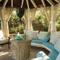 Oreillers confortables dans le décor du kiosque de jardin