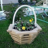 Lit de fleurs en bois sous la forme d'un panier