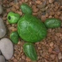 Tortue décorative en pierre peinte