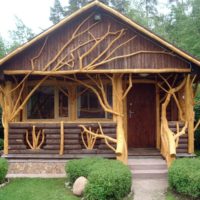 Décorer une terrasse ouverte avec des troncs d'arbres