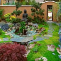 Jardin de rocaille japonais dans la cour d'une maison de campagne