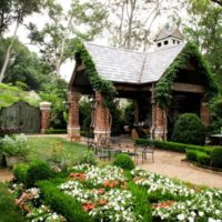 Gazebo en brique de type ouvert dans le pays