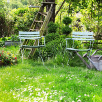 Chaises de jardin sur une pelouse verte