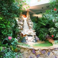 Cascade artificielle dans le jardin