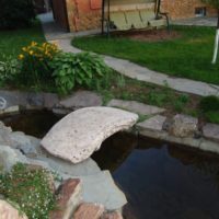 Pont de pierre sur un ruisseau de jardin