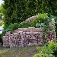 Parterre de fleurs avec des hiéroglyphes dans la conception du jardin