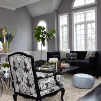 Chaises classiques dans un salon moderne