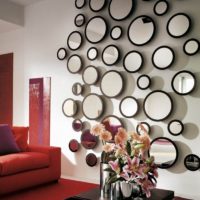 Décoration originale du mur du salon avec des miroirs
