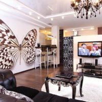 Énorme papillon sur le mur du salon