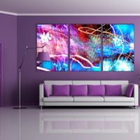 Peinture abstraite dans un salon violet