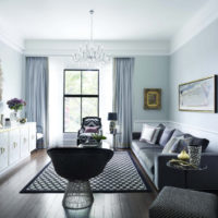 Photo d'un salon lumineux dans le style néoclassique