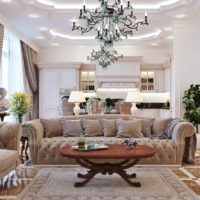 Lustre en cristal au plafond du salon dans le style néoclassique
