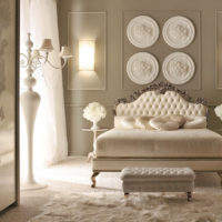 Lumière de la fenêtre dans la chambre à coucher crème