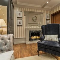 Fauteuil en velours noir à l'intérieur d'une salle néoclassique