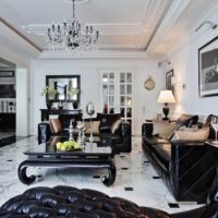 Mobilier noir dans un salon blanc