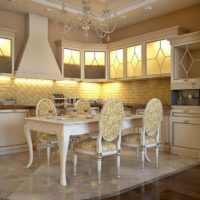 Illumination d'un tablier et d'armoires dans la cuisine d'une maison privée