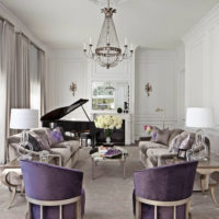 Piano à l'intérieur du salon d'une maison de campagne