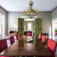 Une longue table en bois massif dans une maison de campagne