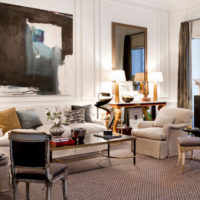Miroir à l'intérieur du salon