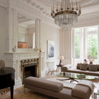 Miroir au-dessus de la cheminée dans le salon