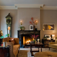 Cheminée dans la conception du salon d'une maison privée