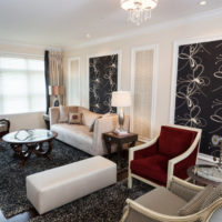 Intérieur noir et blanc du salon d'une maison privée